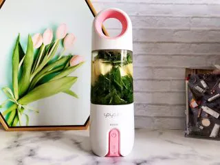 羽衣甘蓝芝麻菜苹果汁,盖上榨汁机盖子,拧到合适位置,这里要注意的是,食材不要放满,八分就可以了,以免影响榨汁机搅拌