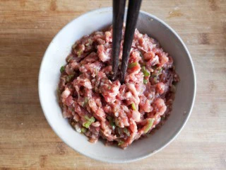 锦卤馄饨——《风味人间》复刻版,顺一个方向搅拌，搅上劲儿，筷子能立在肉馅中不倒。