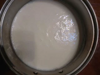 自制年夜饭饮料-------椰肉牛奶热饮,倒入适量白砂糖，开火煮至白糖融化关火即可