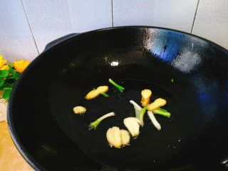 家常菜+红烧排骨,起油锅，加入姜，蒜，葱白爆香。