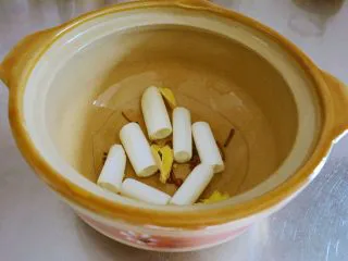 红烧肉,懒办法却更好吃~,把这些都到一个合适大小的砂锅。