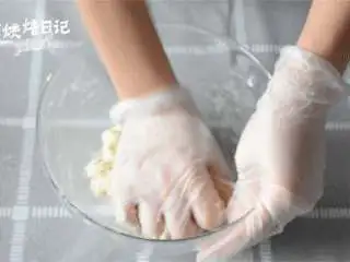 风靡街头的板栗饼不敢吃?那就自制吧,美味又好吃,制作水油皮部分,将中筋粉、水、糖、猪油混合,捏揉成团,揉到出膜即可。分成10等份,备用。