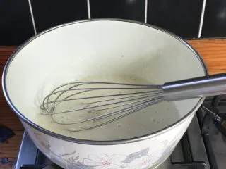 法式传统甜点:蛋白糖/Meringue,大概30秒后将一滴液体放在手指上检查一下糖是否融化了. 如果还没有完全融化就继续搅拌.