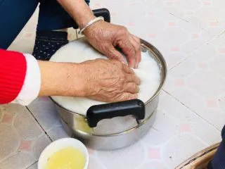 客家小吃:蒜苗粿(葫粄)➕菜头粄,捶打好的粿,要抹上蜂蜡和油的混合物。让米粿不粘手,手上也要抹一些。