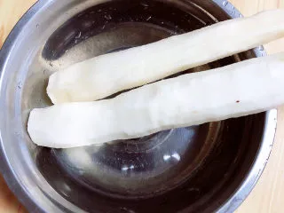 清炒山药木耳,准备山药，削去外皮洗净。