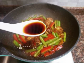 四季豆烧排骨,起锅前倒入适量生抽翻炒均匀即可出锅。