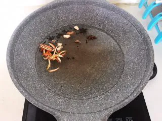 自制五香茶蛋,锅里加入冷水，放入所有辅料