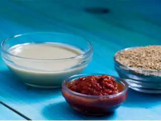 中东风味鸡肉华夫饼,前一天晚上,把去皮去骨的鸡腿肉 放入碗中,倒上无糖杏仁奶 。浸泡过夜使鸡肉质地变得嫩一些,偶尔取出搅拌一下。