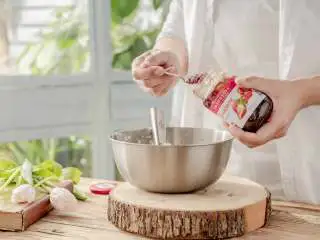 酸甜的夏，ALDI养生山药谷物蛋筒,加入草莓果酱进行二次搅拌。