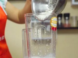 必吃的广东小吃——广州肠粉,泡好的大米和水一起放入料理机