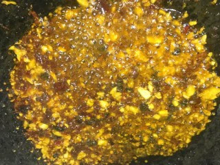 超爽口的凉拌土豆丝,锅内油6成热后放入适量蒜末和3勺辣椒油爆香。