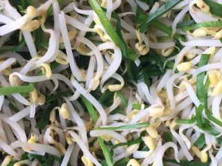 大理特色小吃凉米线,洗净涨水烫熟