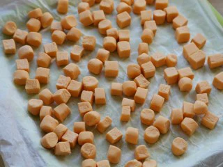 红薯圆红豆汤,如果一次做的多，吃不完，就这样散开，冻硬后装入袋中，冷冻保存。 吃时无需解冻，直接下入开水锅煮。 