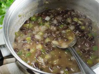 辣墨西哥风味蛋白质碗,加入225克罐装黑豆 、450克罐装欧芹酱 搅拌,加热至沸腾,减至低火煮5分钟。