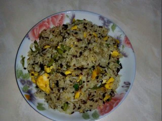 宜宾风味蛋炒饭,盛入饭盘中。