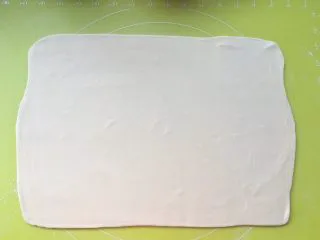 意式红烩牛柳酥,多撒点干粉,将面片擀成长方形,之后松弛20分钟