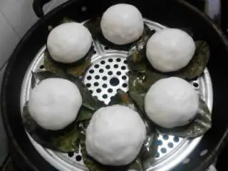 广西桂林恭城特色小吃-柚子叶粑,排好队上锅玩，大火十五至二十分钟