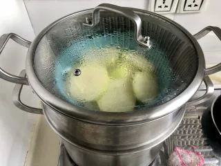 土豆的101种吃法➕火山肉末土豆泥,土豆上蒸锅蒸大概20到30分钟。或者切块放水里煮也可以。筷子可以扎进去就ok了