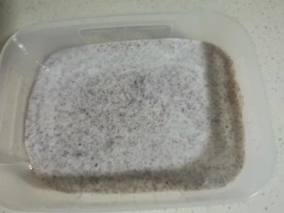 厚切酸奶冰淇淋,把一半酸奶放到冷冻方盒中