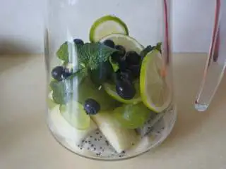 西班牙水果酒,大名鼎鼎的桑格利亚汽酒,简单几步就能做,切好的水果和薄荷叶一起放入大杯中