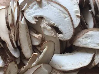 下饭菜香菇榨菜炒肉丝,香菇切片