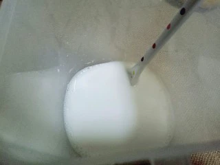 #冬喝暖饮夏吃冰#健康低卡-芒果酸奶昔,先加入240mL的牛奶,就是一袋,搅拌均匀,使糖融化。再继续把另外的纯牛奶加入。搅拌均匀即可。 再把剩余的3袋牛奶加入酸奶盒中。(一袋牛奶240ml)