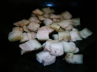 无法拒绝的下饭菜～回锅肉,锅中倒少许油 倒入肉片煸炒出油