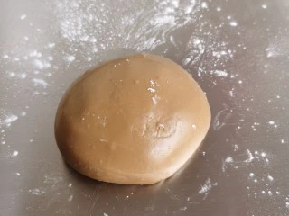 宅家自制珍珠奶茶,将面团揉匀。要是面团里面有没搅匀的面疙瘩，就多揉一会儿。