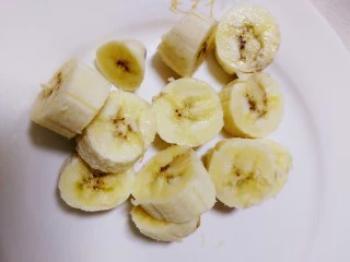 果粒奶昔【香蕉桑葚+香蕉芒果】,香蕉皮上稍微起点,这样的香蕉比较甜。去皮切成小块。