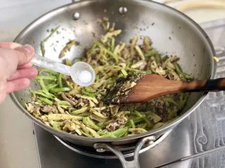 一番风味殿春蔬➕雪菜笋片炒肉丝,最后尝下咸淡,根据个人口味加入少许盐调味,翻炒均匀即可出锅