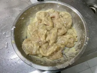 椒香鱼块➕椒香风味龙利鱼块,最后加入少许食用油抓匀备用