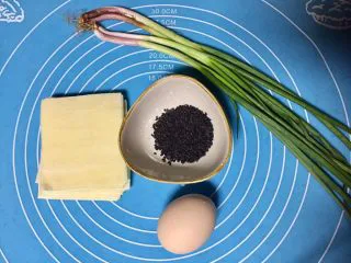 #做年货手工小吃#芝麻葱香排叉 ,准备所需食材