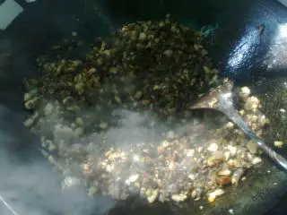 广西桂林恭城特色小吃-柚子叶粑,再依次加入香菇木耳炒一会，再加入芋头丁，放适量的酒，慢慢小火干炒，最后放入盐。