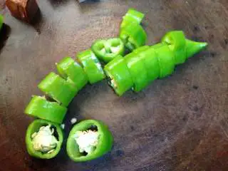 路边小吃自己做―鸡蛋干烤蔬菜串,尖椒切段