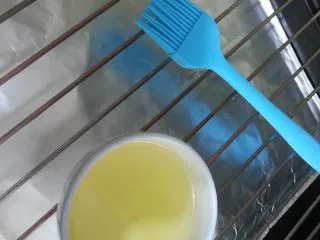 最受欢迎的烤箱菜【新奥尔良风味烤翅】,烤盘内铺上一层锡纸，烤网上刷上一层色拉油防沾。