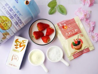 少女风的草莓牛奶冻,🍓制作材料🍓：牛奶250ml ，澳优爱优奶粉2勺，白糖适量，吉利丁粉10g ，草莓4个。 