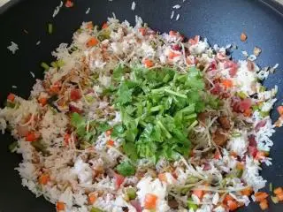 不一样的风味~~腊味杂菜炒饭,加入香菜碎，炒匀便可