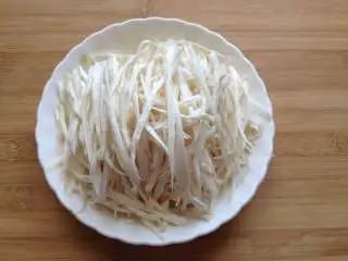 凉拌手撕杏鲍菇,杏鲍菇洗净后用手撕成细条