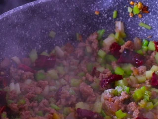 下饭菜芹菜炒肉末,芹菜末放入后翻炒一分钟左右,直至芹菜断生。