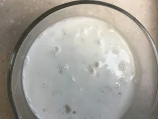 芒果黑米椰奶西米露,汤碗里加入椰浆，练乳，西米露等搅拌均匀。