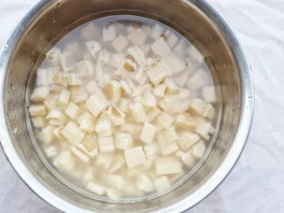 下饭神器小炒藕丁,莲藕去皮洗净，切成藕丁泡入水中。