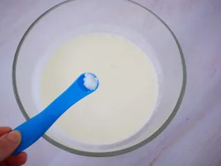 自制脏脏珍珠奶茶奶盖,淡奶油加入盐