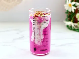 火龙果蔓越莓麦片酸奶昔,这个时候上面撒上混合水果麦片。