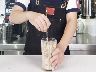 奶茶控们的福音，让你的奶茶肚换个口味,充分搅拌，使饮品快速降温