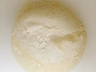 从小吃到大的黑芝麻葱油饼,高筋面粉和水混合均匀，揉成团！每个面粉吸水量不同，可以自己调节！想要吃咸一点的，可以在水里面加点盐搅拌均匀即可！