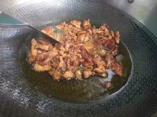 家常干锅花菜,加入肉片翻炒变色 