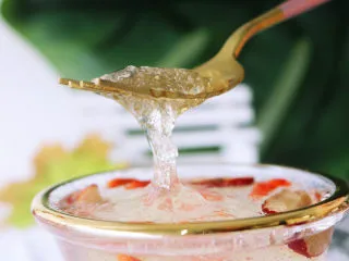 炎炎夏日养颜神器~枸杞红枣炖雪燕,持续饮用让你嫩爆天际,待炖煮时间到,开盖凉几分钟出锅。