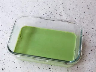 抹茶奶冻白玉丸子,过筛一遍,放入冰箱冷藏至凝固