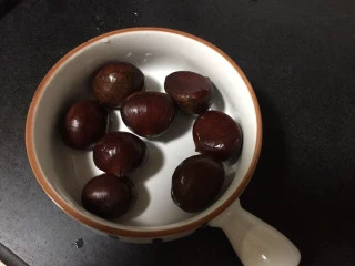 红薯栗子糖水,准备板栗冲洗一下