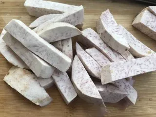 潮汕甜点简单做,反沙芋头,切成1.5cm宽的长条。